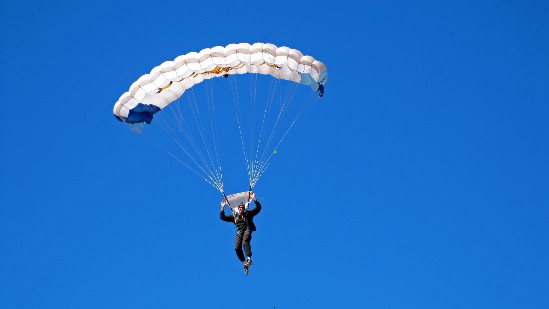雷霆新星霍姆格伦防守制霸，连续封盖狄龙点燃全场激情